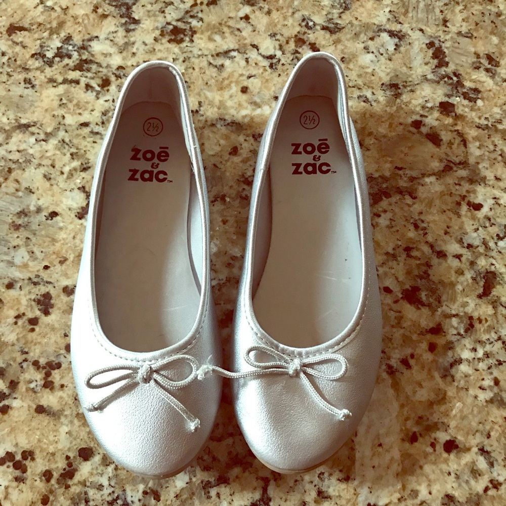 Zoe & Zac Skid resistant flat shoe size 2.5